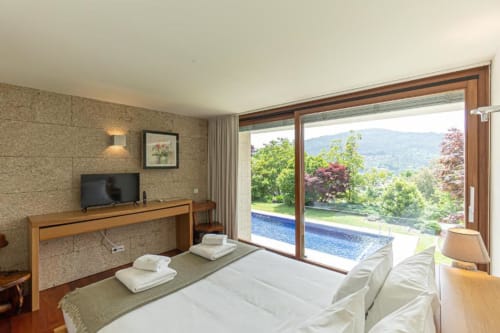 Quarto Duplo Deluxe na Quinta Trindade com piscina e vista para a montanha, secretária em madeira com TV e comodidades modernas em Arouca