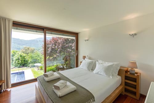 Quarto duplo de luxo na Quinta Trindade com vistas de piscina e montanha, e comodidades modernas em Arouca