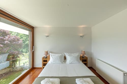 Quarto duplo deluxe na Quinta Trindade com vista para a montanha, piso em madeira e vistas do jardim pelas portas de vidro