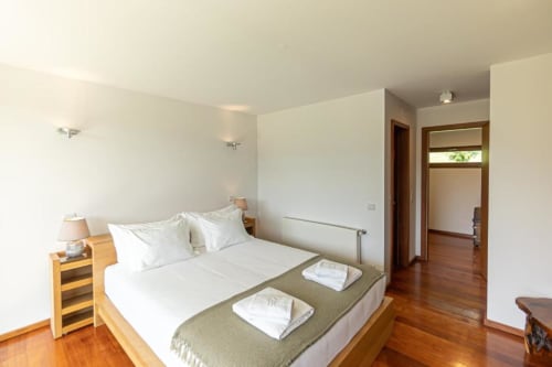 Quarto Duplo Deluxe na Quinta Trindade com piso de madeira, vistas de montanha e comodidades modernas em Arouca, Portugal