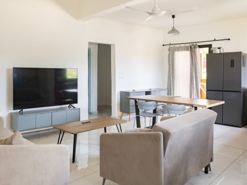 Appartement T3 moderne à NGAYABE 976, Mamoudzou, avec séjour ouvert, téléviseur, salle à manger, cuisine et meublé