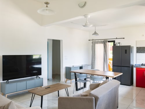 Appartement moderne avec cuisine ouverte, salle à manger, salon équipé d'une TV intelligente à NGAYABE 976 à Mamoudzou