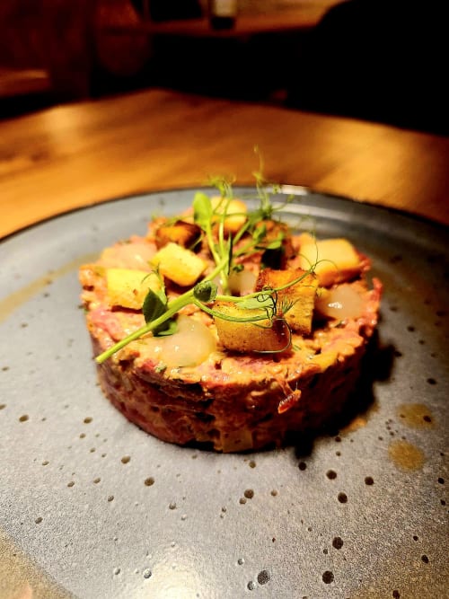 Tartare de boeuf élégamment dressé avec garniture de pommes de terre au Clos De La Gourmandière à Saint-Lothain