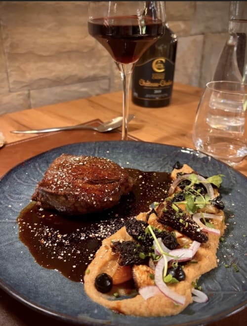 Plat gastronomique au Clos De La Gourmandière : viande poêlée avec sauce riche, microplants et dressage élégant à Saint-Lothain