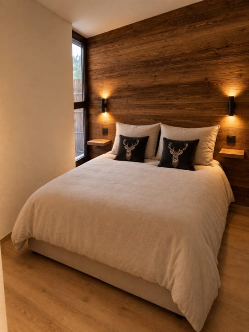 Chambre de luxe moderne aux Étoiles de la Plagne avec mur d'accent en bois, lit queen-size et vue sur les montagnes