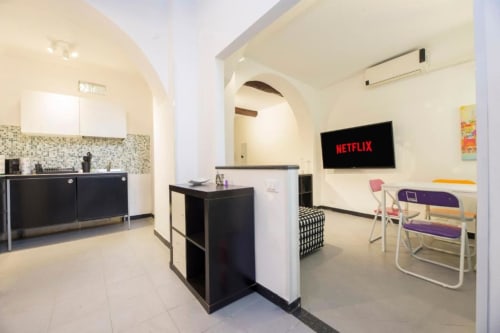 Moderno appartamento monolocale a La Superba Stay Genova con cucina open-space, zona living con TV a schermo piatto