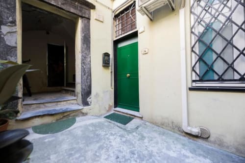 Affascinante ingresso della corte presso l'appartamento La Superba Stay Genova a Genova con porta verde e accesso privato