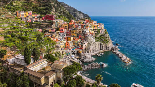 Villaggio colorato di Manarola a Cinque Terre con case terrazzate sul Mare Mediterraneo