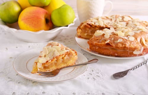 Tarta de almendras en rodajas con manzanas frescas en el hotel A Casiña D'Avoa de Osera, España