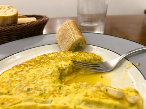 Tortilla de hierbas con pan tostado y mantequilla en el hotel A Casiña D'Avoa, Osera