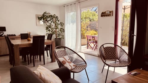 Villa contemporaine avec salon-salle à manger, vue sur mer par portes vitrées et mobilier design, Île et Villas Groix