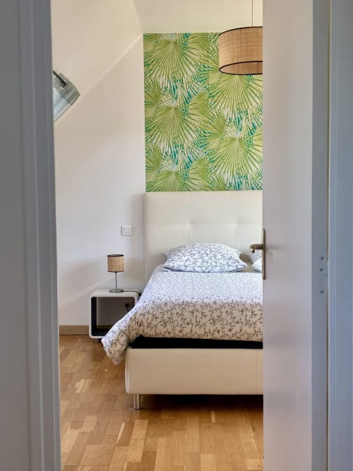 Chambre confortable de la Villa Garance à Île et Villas Groix, décorée d'art tropical et vue sur la mer