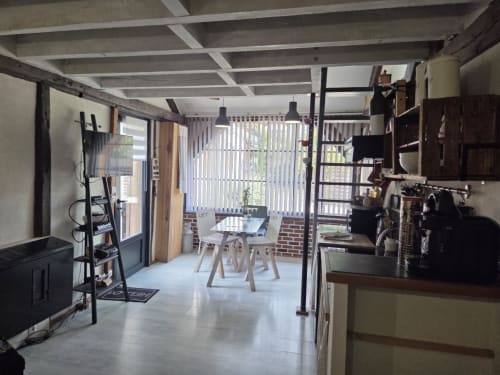Espace ouvert de lofts à La Maréchalerie et le Nichoir à Lion-en-Sullias avec poutres apparentes, salle à manger et accès au jardin