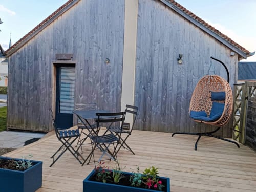 Charmante cabane en bois à La Maréchalerie et le Nichoir avec terrasse, fauteuil œuf suspendu et jardinières bleues