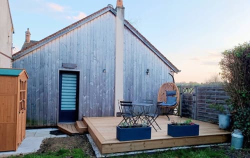 Chalet moderne à La Maréchalerie et le Nichoir avec façade en bois bleu, terrasse et vue sur la campagne