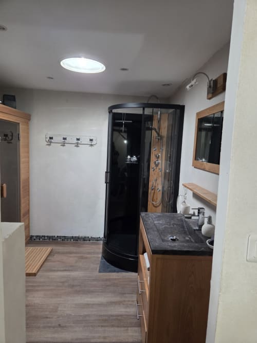 Salle de bain moderne du cottage L'atelier à La Maréchalerie et le Nichoir, Lion en Sullias, avec douche design noir incurvé