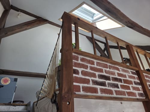 Poutres en bois rustique et mur de briques dans le cottage L'atelier à La Maréchalerie, Lion en Sullias