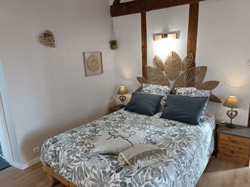 Chambre douillette à La Maréchalerie, Lion en Sullias, avec literie patterned, tête de lit dorée, poutres bois et jardin