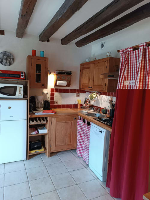 Cuisine douillette dans la chambre La Forge à La Maréchalerie et le Nichoir, Lion en Sullias, avec poutres bois, accents rouges