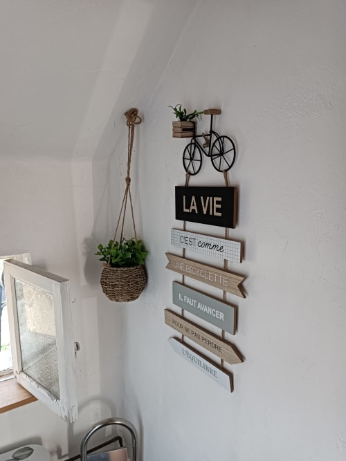 Art mural décoratif avec jardinière vélo et enseignes de motivation française dans la salle La Forge à La Maréchalerie et le Nichoir