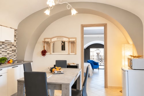 Cucina e zona pranzo moderna in Blue House, Sicilia a Catania con soffitti a volta e vista sulla città