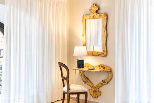 Elegante angolo toletta nell'appartamento Blue House di Catania con specchio dorato ornamentale, consolle e sedia in legno classica