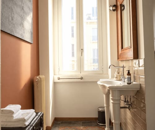 Bagno moderno con lavabo su colonna e vista sulla città presso Porta Tosa B&B a Milano