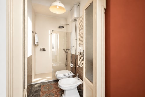 Bagno moderno della Porta Tosa Milano B&B con toilet, bidet, doccia, scaldasalviette e finiture contemporanee