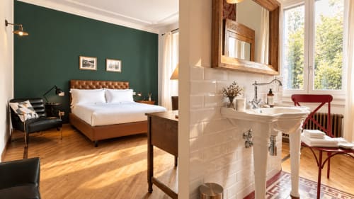 Porta Tosa Milano, camera doppia superiore con parete accent verde, bagno ensuite con lavabo su piedistallo e vista sulla città