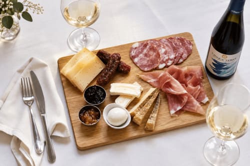 Tagliere di salumi e formaggi con vino presso la bed and breakfast Porta Tosa Milano