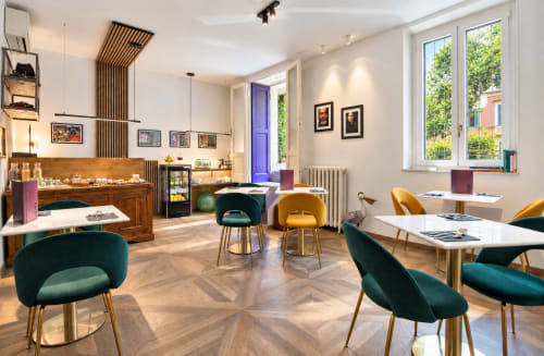 Lounge Porta Tosa Milano con poltrone in velluto, tavoli in legno e arredi moderni con vista sulla città italiana