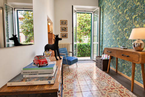Elegante corridoio del B&B Milano con mobili vintage, carta da parati decorativa e vista sul giardino a Porta Tosa