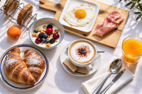 Colazione a Porta Tosa Milano con cornetti, uovo fritto, prosciutto, caffè, succo e yogurt ai frutti di bosco
