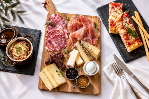 Tagliere di salumi e formaggi con specialità italiane presso Porta Tosa Milano B&B