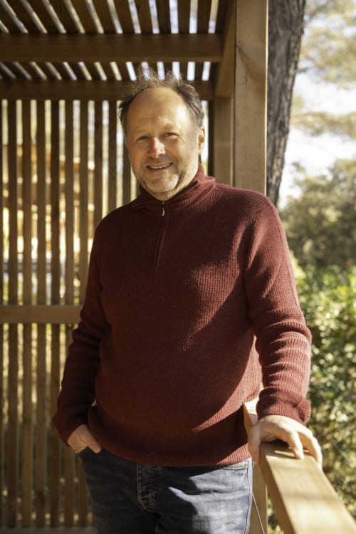 Homme en pull bordeaux au chant des pins Lodges & Spas à Saint-Marc-Jaumegarde