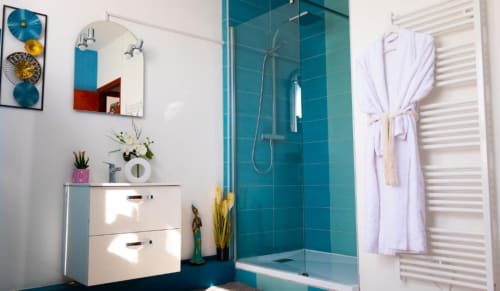 Salle de bain moderne à La Maison de Barlest avec douche en carrelage bleu-vert, vasque blanche et décor contemporain dans la Chambre Cocoon