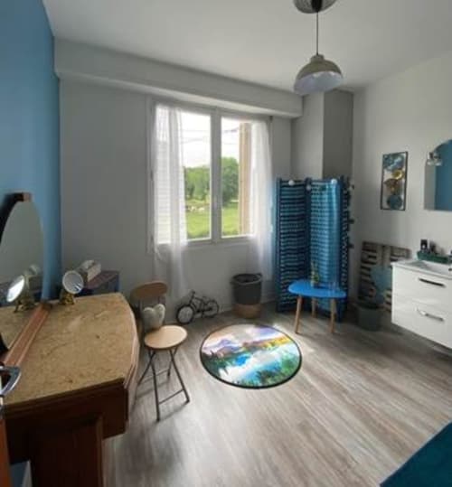 Chambre Jazz Classique Moderne à La Maison de Barlest avec accents bleus, mobilier en bois et vue sur le jardin