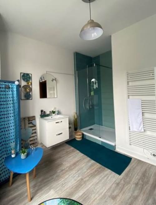 Salle de bains moderne de la Chambre Classic Jazz à La Maison de Barlest, France, avec douche turquoise, meuble vasque blanc et accents bleus
