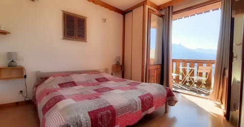 Chambre double avec balcon vue montagne au Chalet De La Yodine, Feissons sur Salins