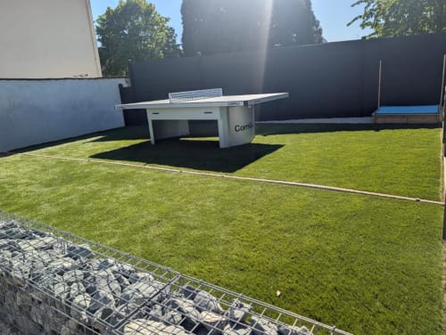 Outdoor ping-pong table at Résidence des Sables in Mably with manicured lawn and dark fencing