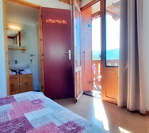 Chambre double confortable avec salle de bain privée et balcon vue montagne au Chalet De La Yodine, Feissons sur Salins