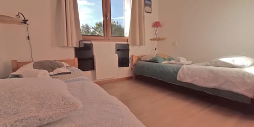 Chambre twin du Chalet De La Yodine avec vue sur les montagnes, salle de bains privée et parquet
