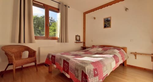 Chambre double confortable avec vue sur les montagnes au Chalet De La Yodine, Feissons sur Salins