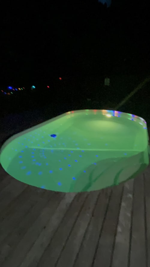 Piscine illuminée de la villa Dream Properties à La Teste-de-Buch, brillant vert la nuit avec des lumières colorées autour