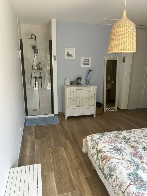 Villa moderne à La Teste-de-Buch : chambre avec salle de bain attenante, parquet et vue sur jardin près de la plage