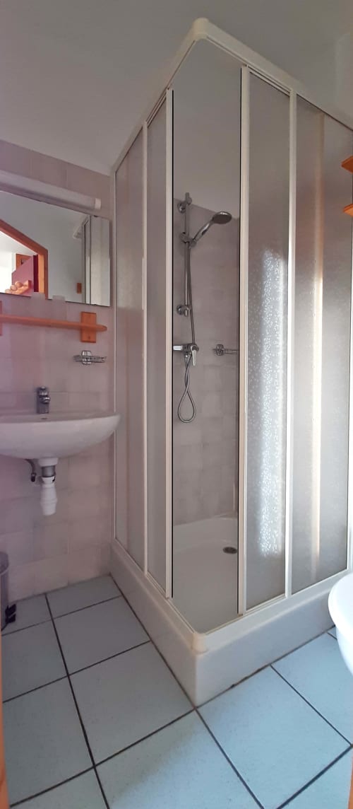 Salle de bain privée avec cabine de douche d'angle au Chalet De La Yodine, Feissons sur Salins