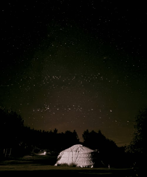 Tente de glamping sous un ciel étoilé près de la forêt, Destination Ailleurs à Castellane