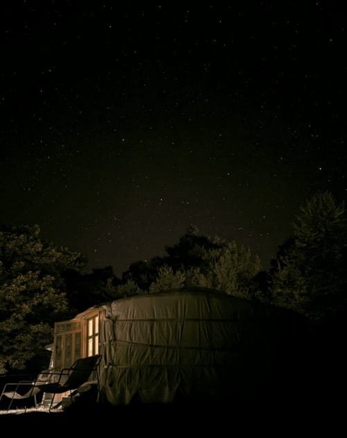 Yourte de glamping au Destination Ailleurs sous un ciel étoilé à Castellane, France