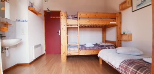 Chambre familiale avec lits superposés, mobilier en bois et salle de bain partagée au Chalet De La Yodine, Feissons sur Salins