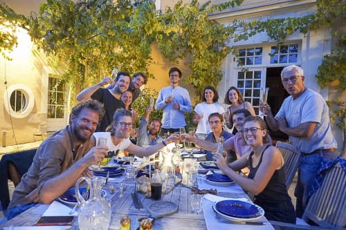 Groupe d'hôtes savourant un dîner en soirée à la Cour Du Liège B&B à Baugé-en-Anjou, France